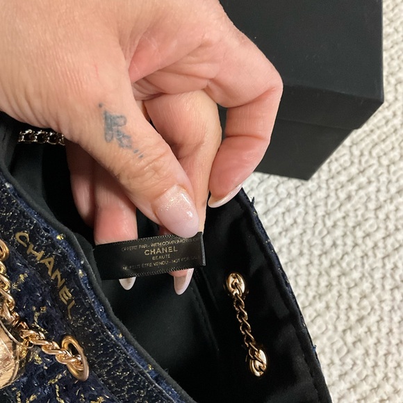 Chanel GWP Dark Blue and Gold Shoulder Makeup Bag - Picture 3 of 15